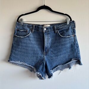 Abercrombie &‎ Fitch The 4” High Rise Mom Short size 16/33
